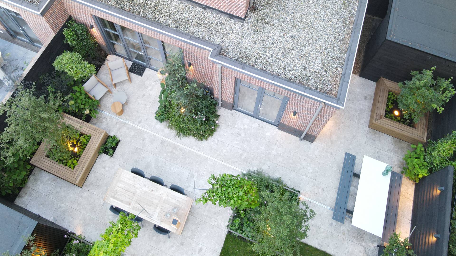 Voortuin_Achtertuin_Loof_Vught_tuinarchitect_tuinontwerp_Hovenier_schaduwtuin_keramische tegels_vormbomen_tuinverlichting_tuinaanleg (2) (4) (12)