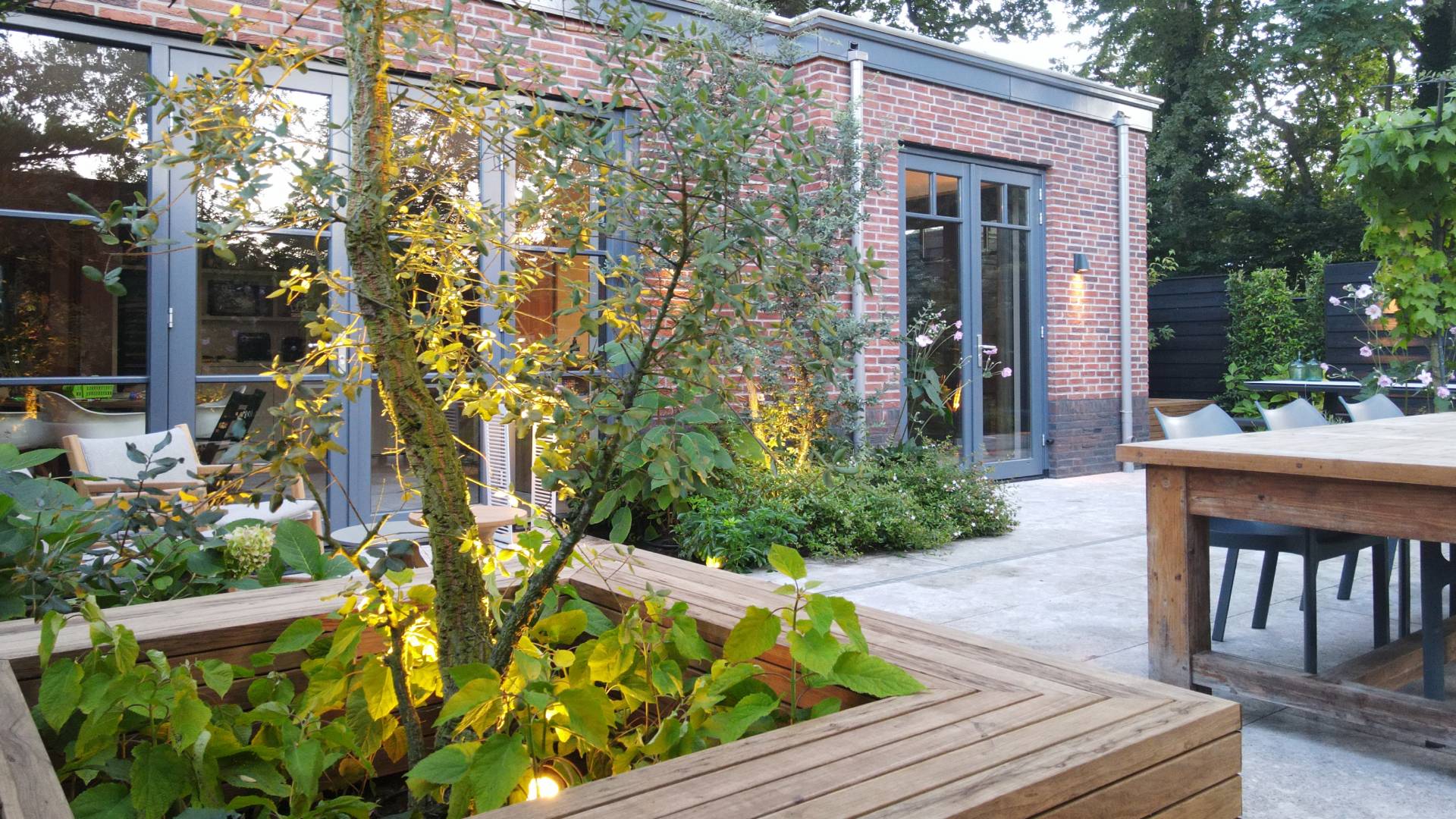 Voortuin_Achtertuin_Loof_Vught_tuinarchitect_tuinontwerp_Hovenier_schaduwtuin_keramische tegels_vormbomen_tuinverlichting_tuinaanleg (2) (4) (25)