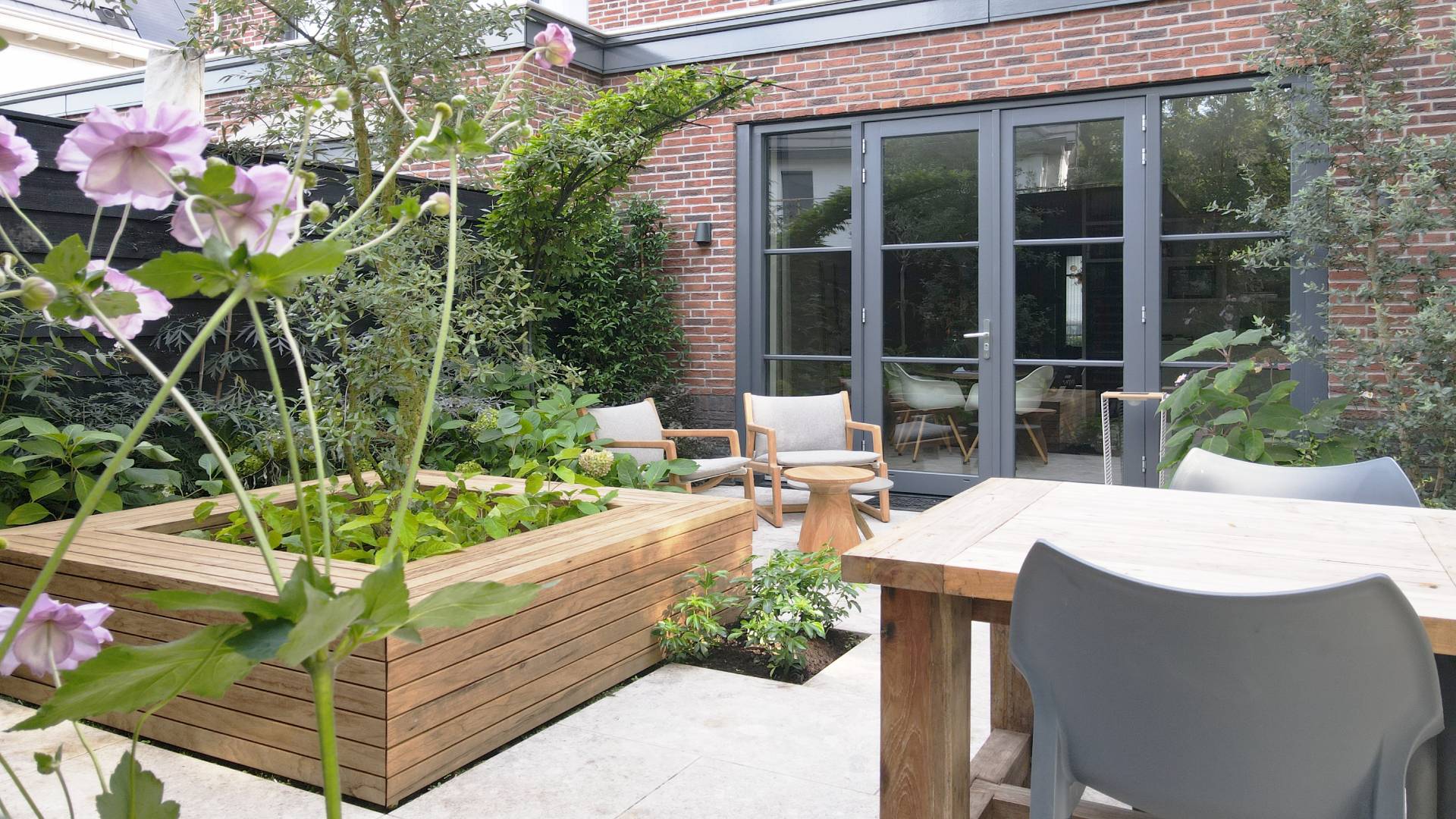 Voortuin_Achtertuin_Loof_Vught_tuinarchitect_tuinontwerp_Hovenier_schaduwtuin_keramische tegels_vormbomen_tuinverlichting_tuinaanleg (2) (4) (31)