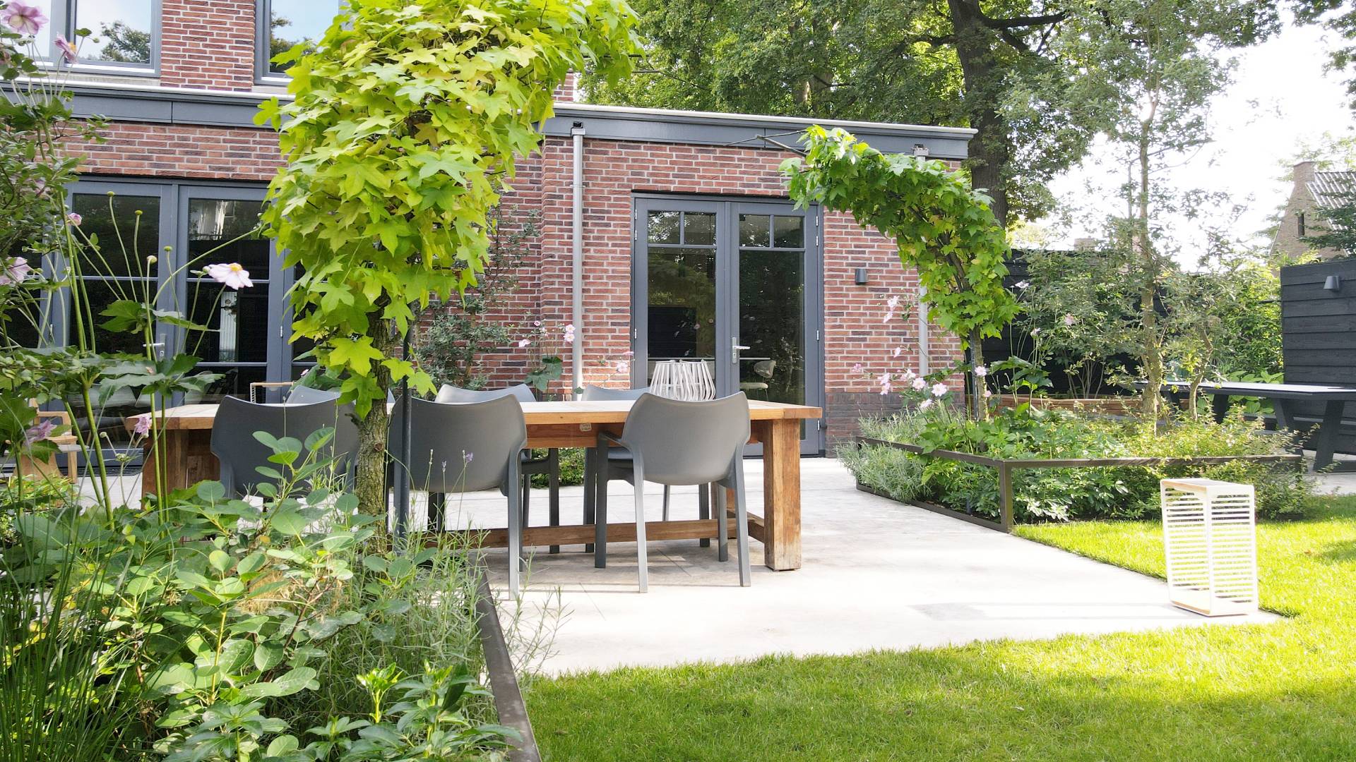 Voortuin_Achtertuin_Loof_Vught_tuinarchitect_tuinontwerp_Hovenier_schaduwtuin_keramische tegels_vormbomen_tuinverlichting_tuinaanleg (2) (4) (32)