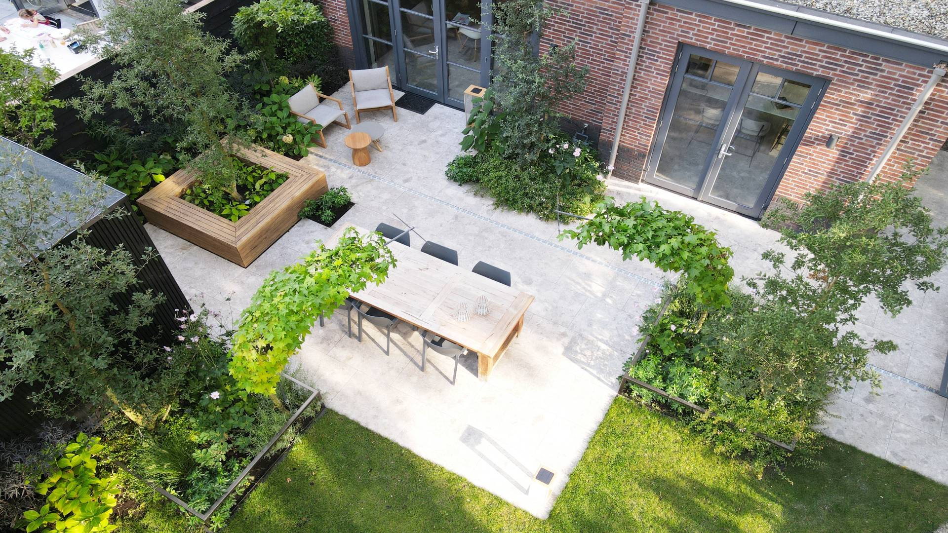 Voortuin_Achtertuin_Loof_Vught_tuinarchitect_tuinontwerp_Hovenier_schaduwtuin_keramische tegels_vormbomen_tuinverlichting_tuinaanleg (5)